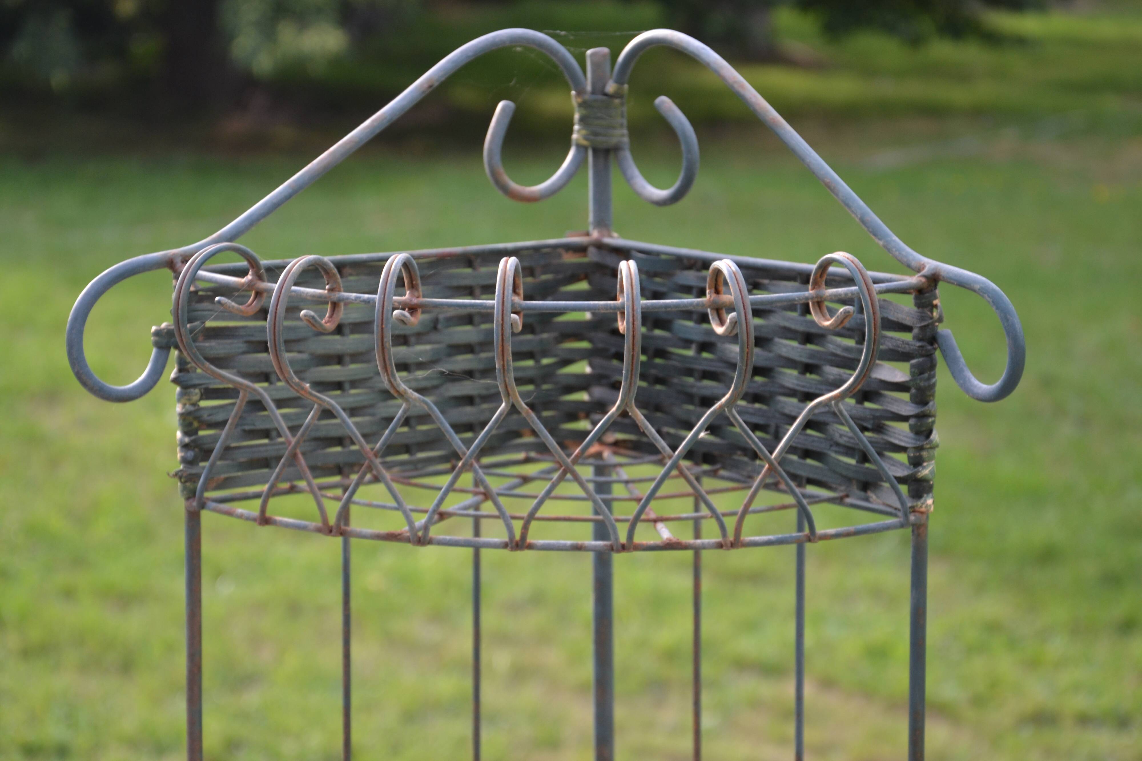 Corner shelf/plant stand in wrought iron and rattan