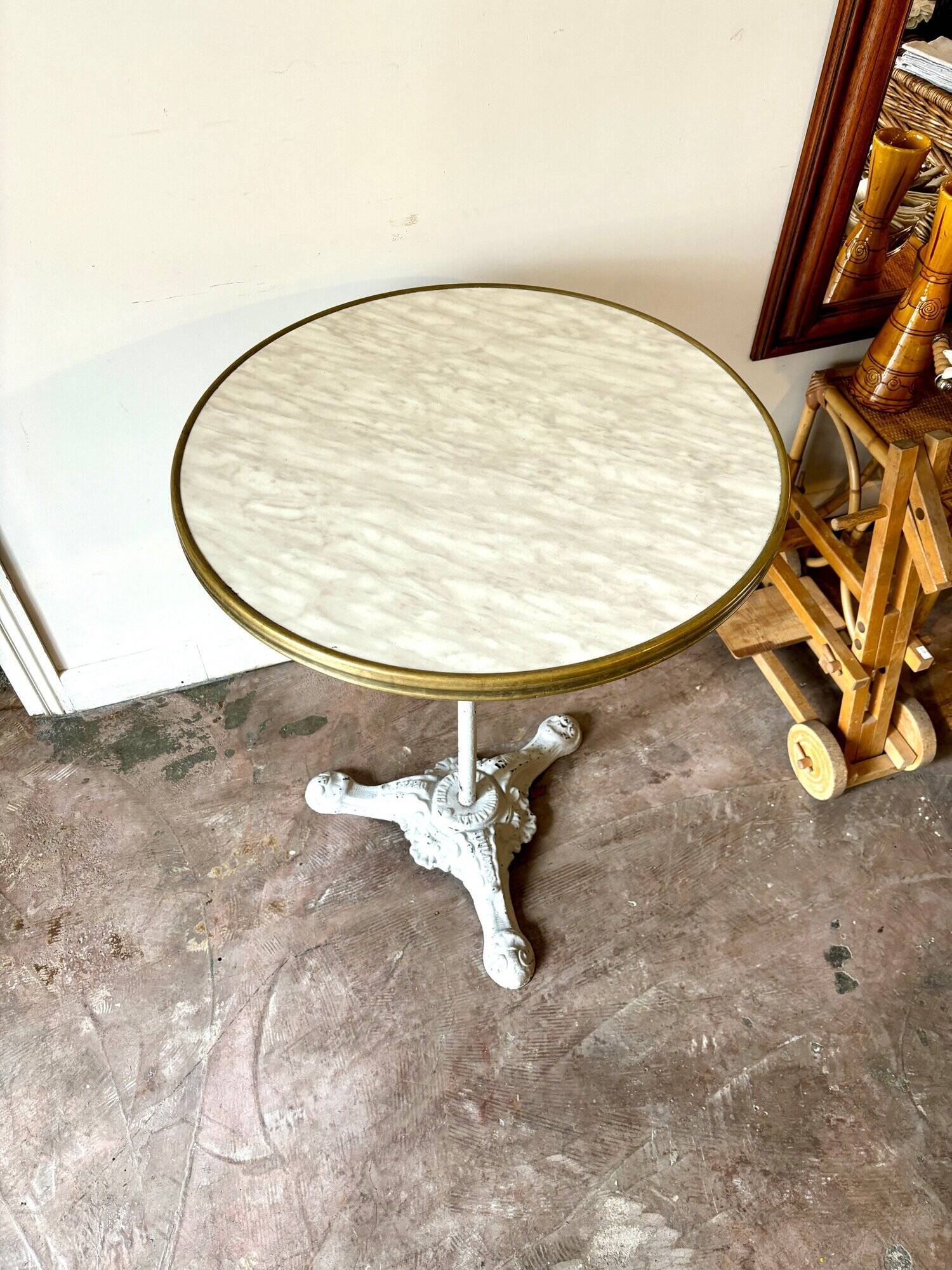 Table bistrot en fonte de fer grise et mélaminé beige ⌀ 60 cm
