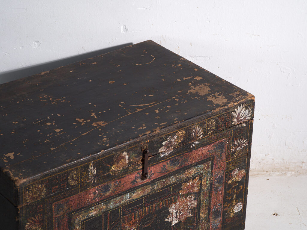 Antique chest painted in pine wood – China, around 1900