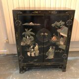 Ancien meuble chinois laqué noir orné de pierres dures / cabinet