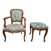 Fauteuil cabriolet en merisier avec son repose pied , époque XXe siècle