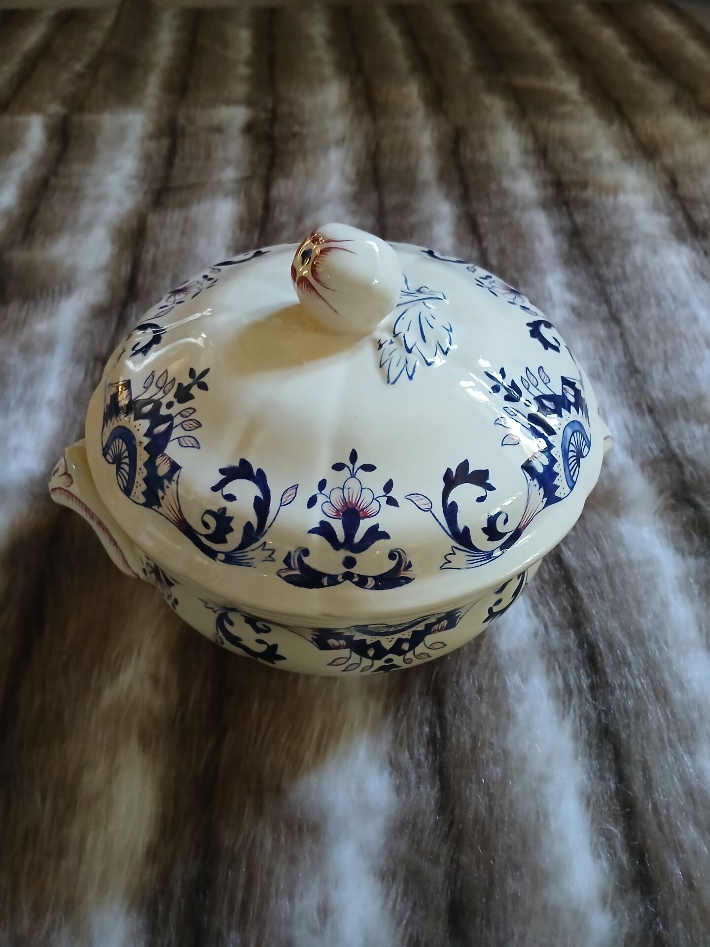 Small soup tureen in Longchamp ironstone.