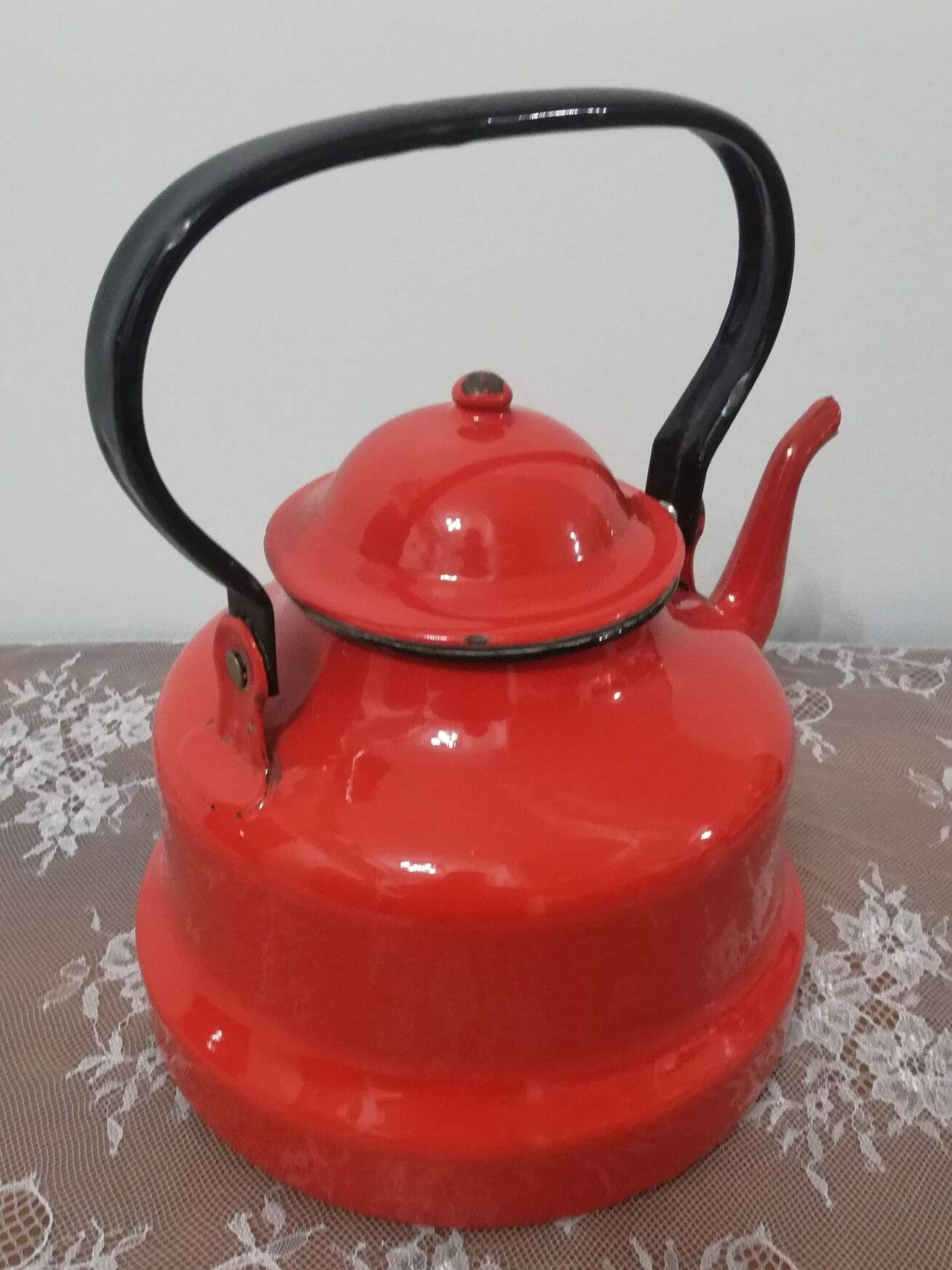 Red enamelled sheet metal kettle