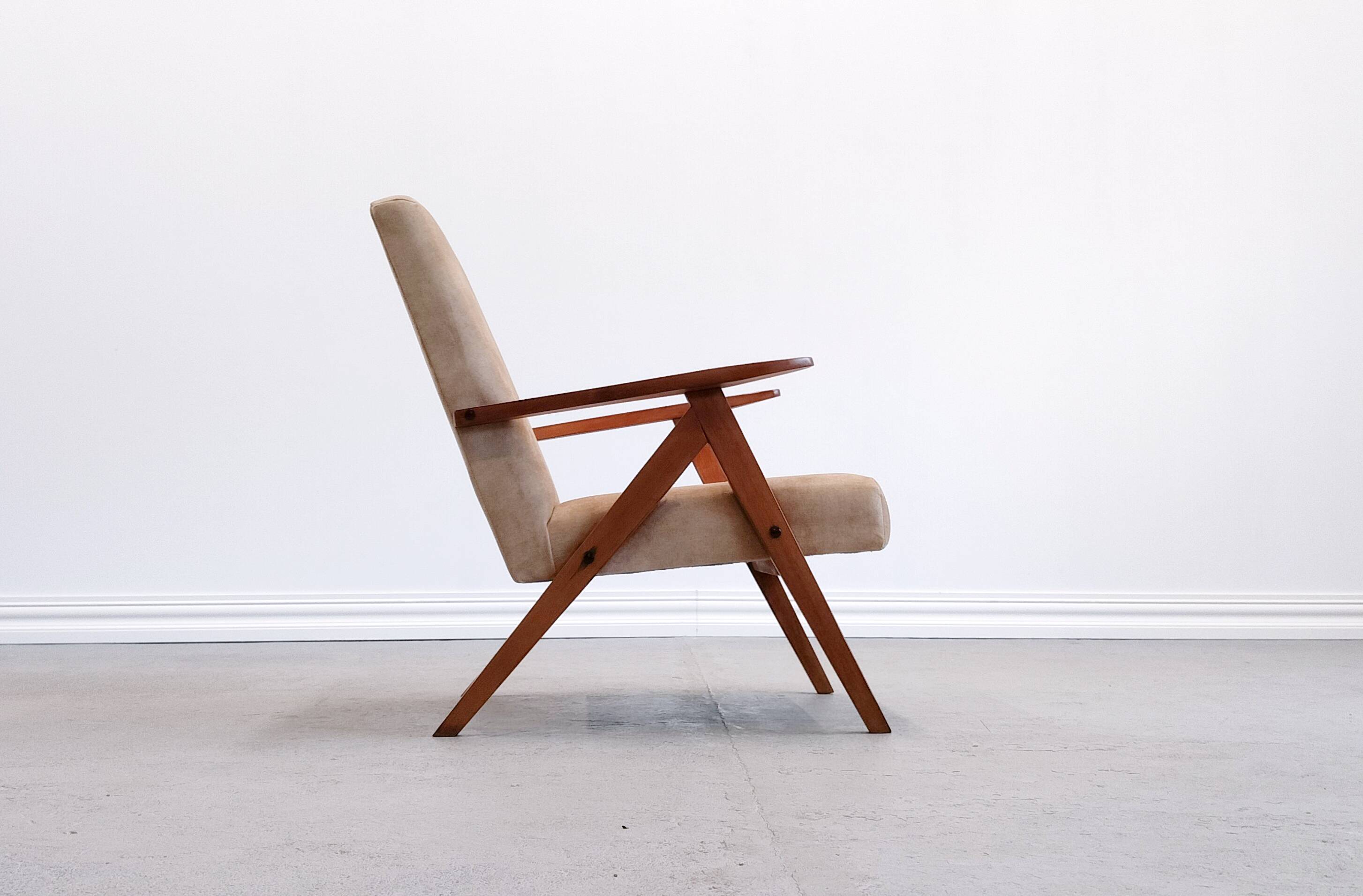 1960 Mid Century Easy Chair Model B 310 Var in Beige Velvet