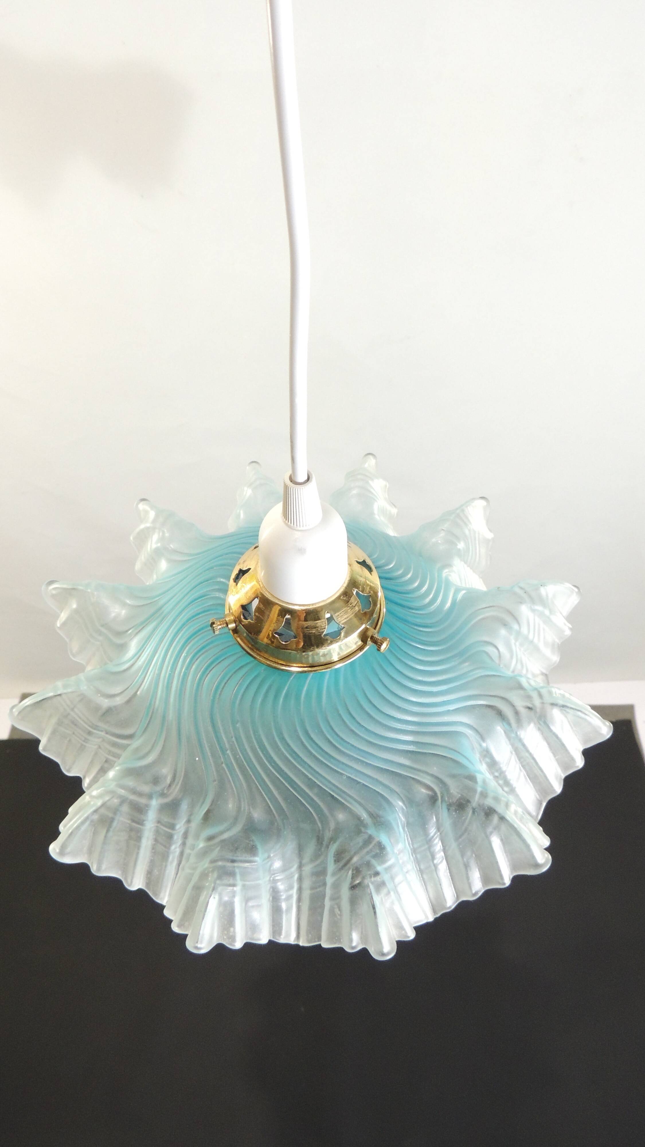 Vintage iridescent blue wavy glass suspension – flower lampshade – years lamp