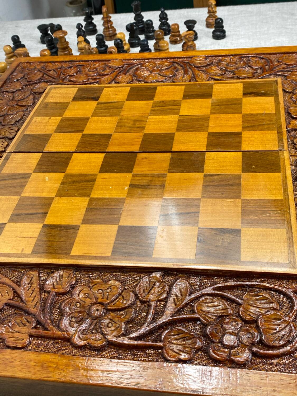 Chess and backgammon set in carved wood and marquetry