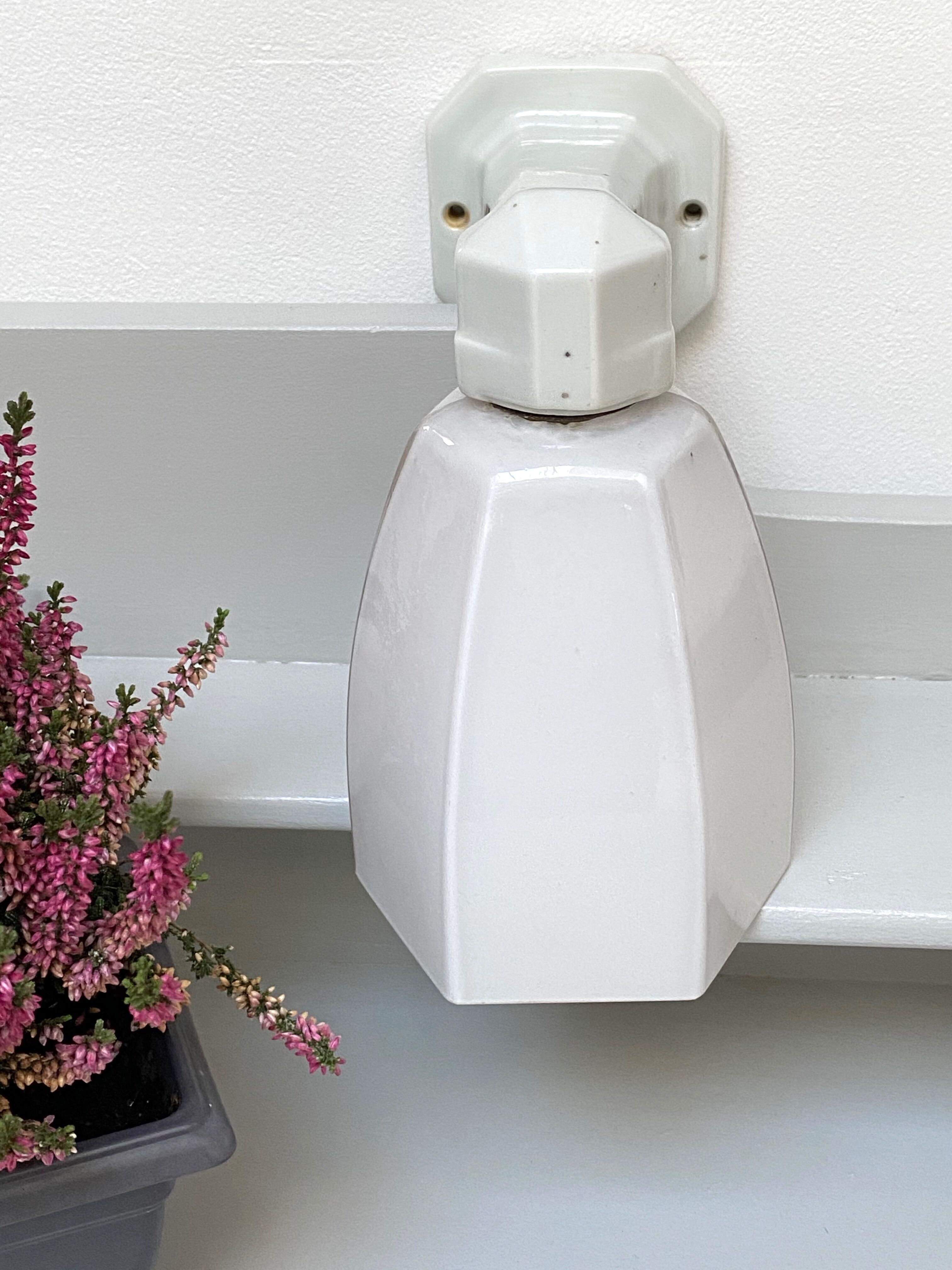 Art deco wall lamp in opaline and porcelain