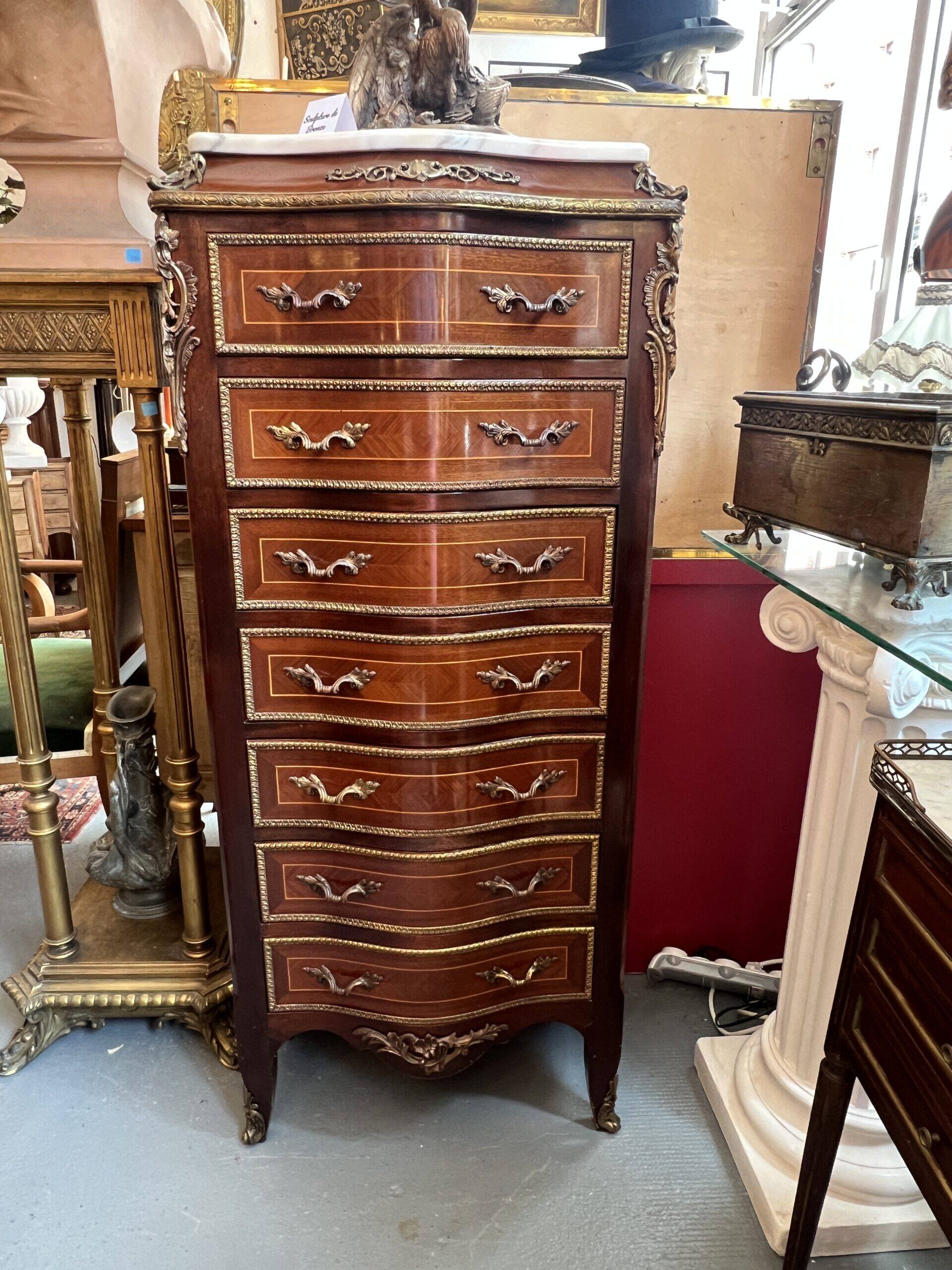 Weekly chest in wood veneer, curved and eventful shape, 20th century period