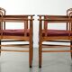 Ensemble de deux chaises de salle à manger au design Art Nouveau avec un revêtement en tissu rouge.