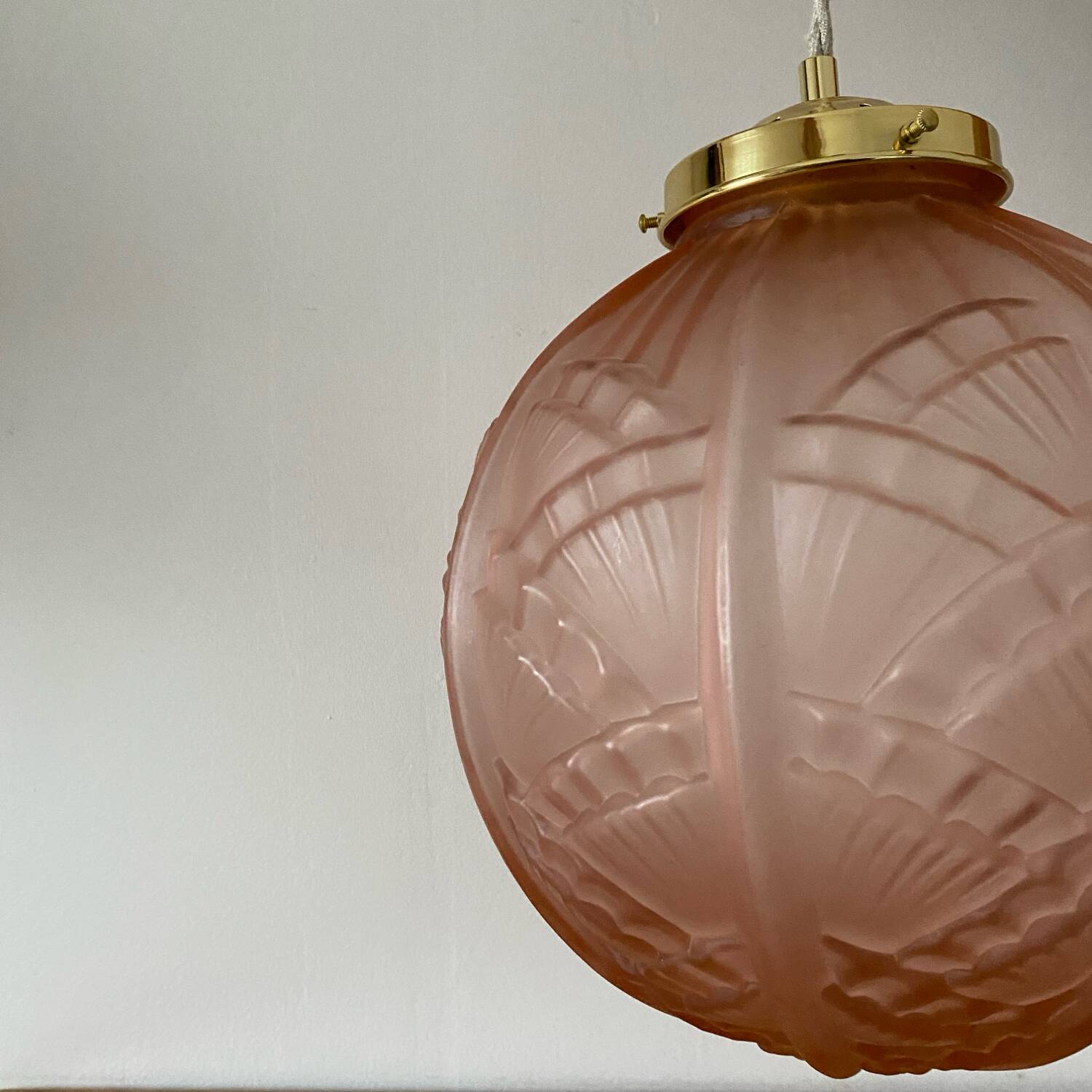 Vintage art deco globe pendant light in pink frosted glass
