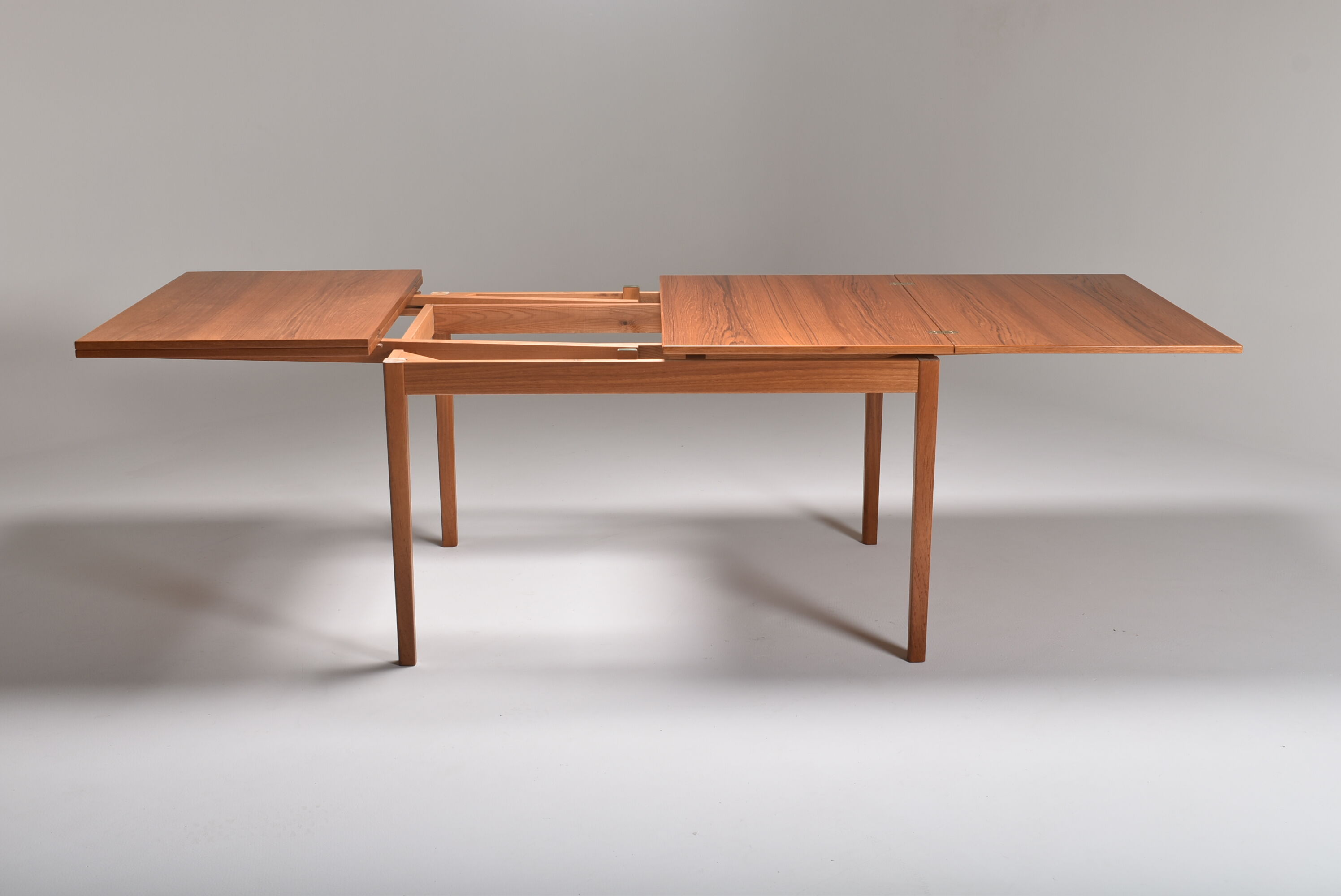 Scandinavian table Teck Skaraborgs