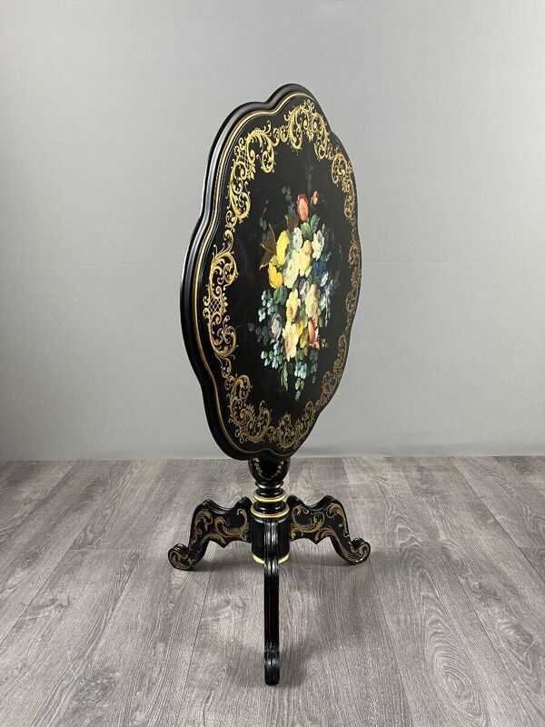 Table, guéridon Napoléon III laqué à décor floral, XIXe siècle
