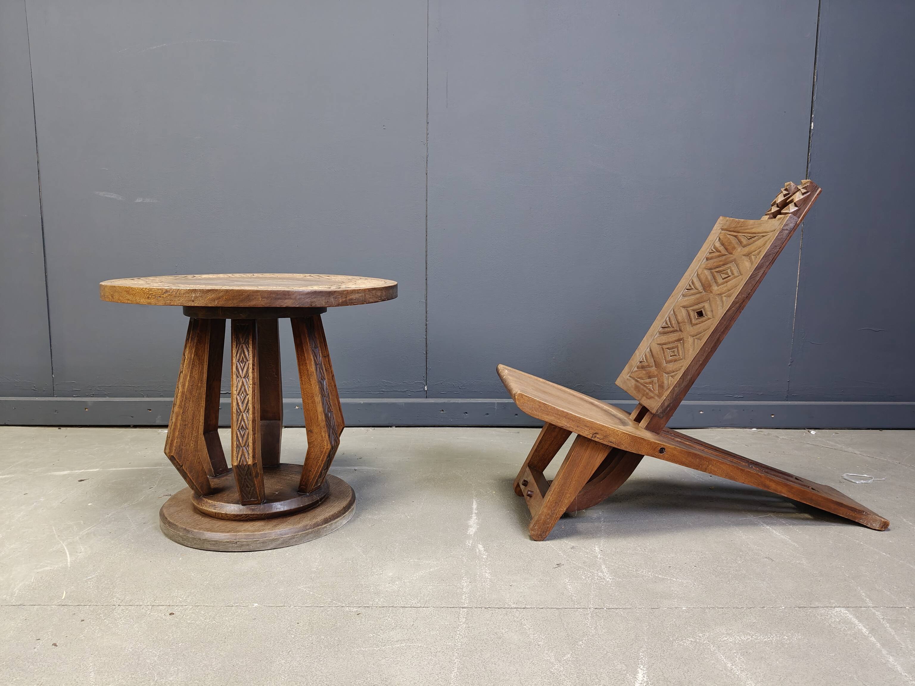 Fauteuil de chef cérémoniel africain avec table, en bois sculpté à la main, années 1960