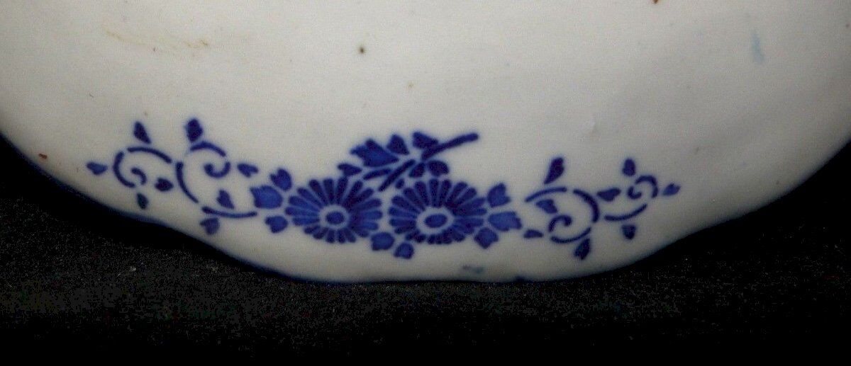 19th century Imari Ware Japanese porcelain plate hand-painted with flower motifs