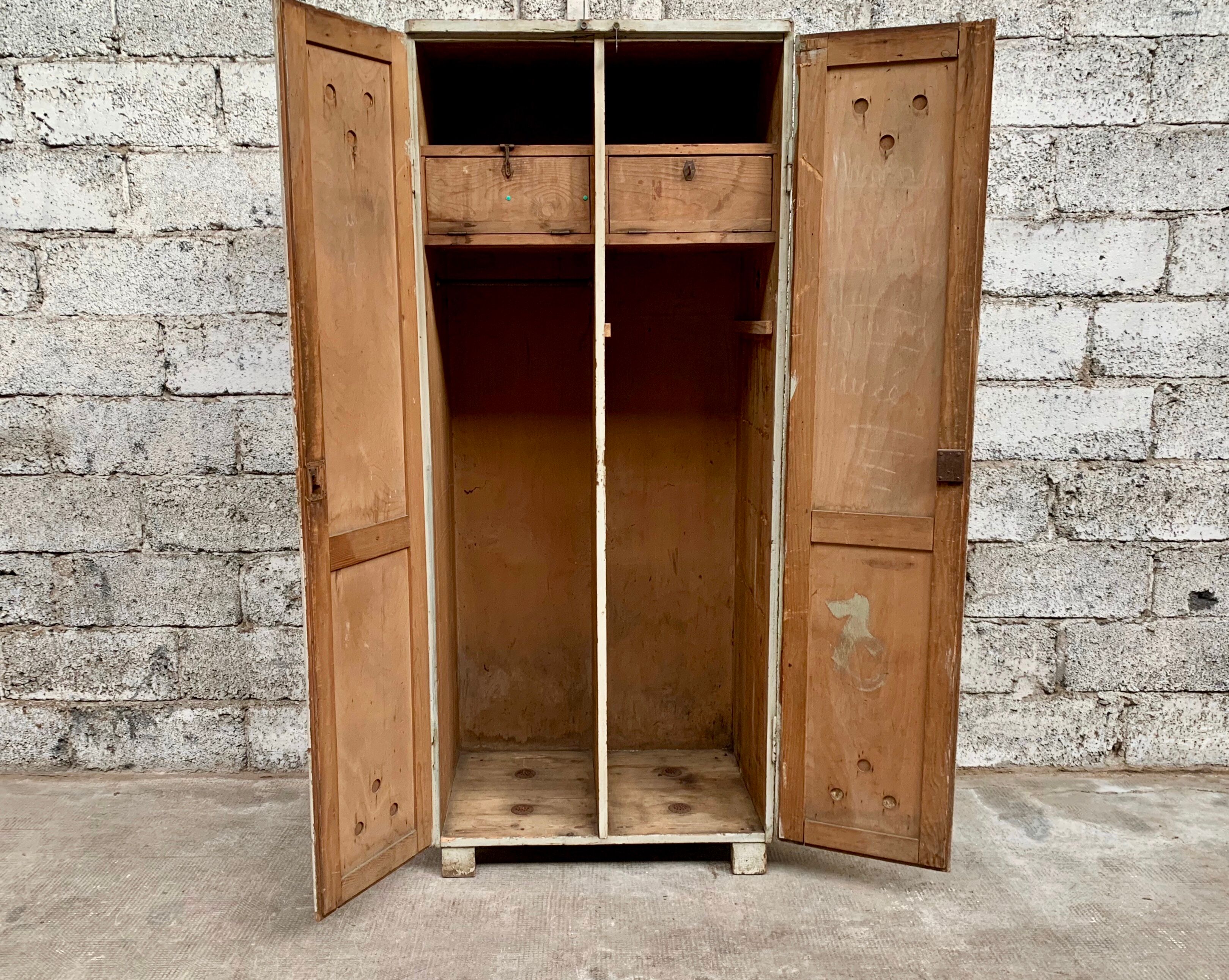 Ancienne vestiaire d'atelier