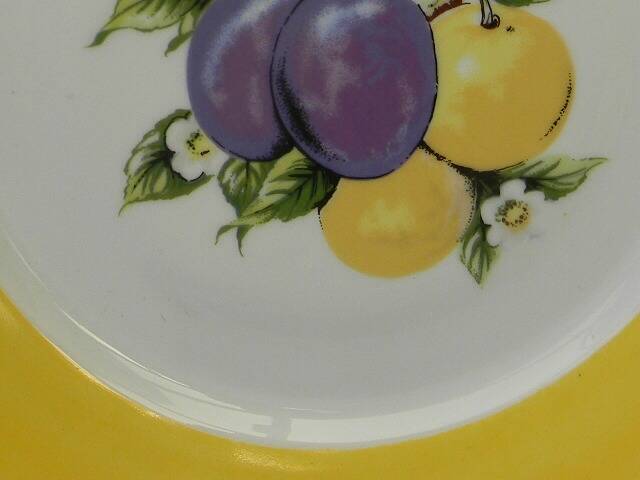 6 flat plates in porcelain from LIMOGES. Fruit decoration.