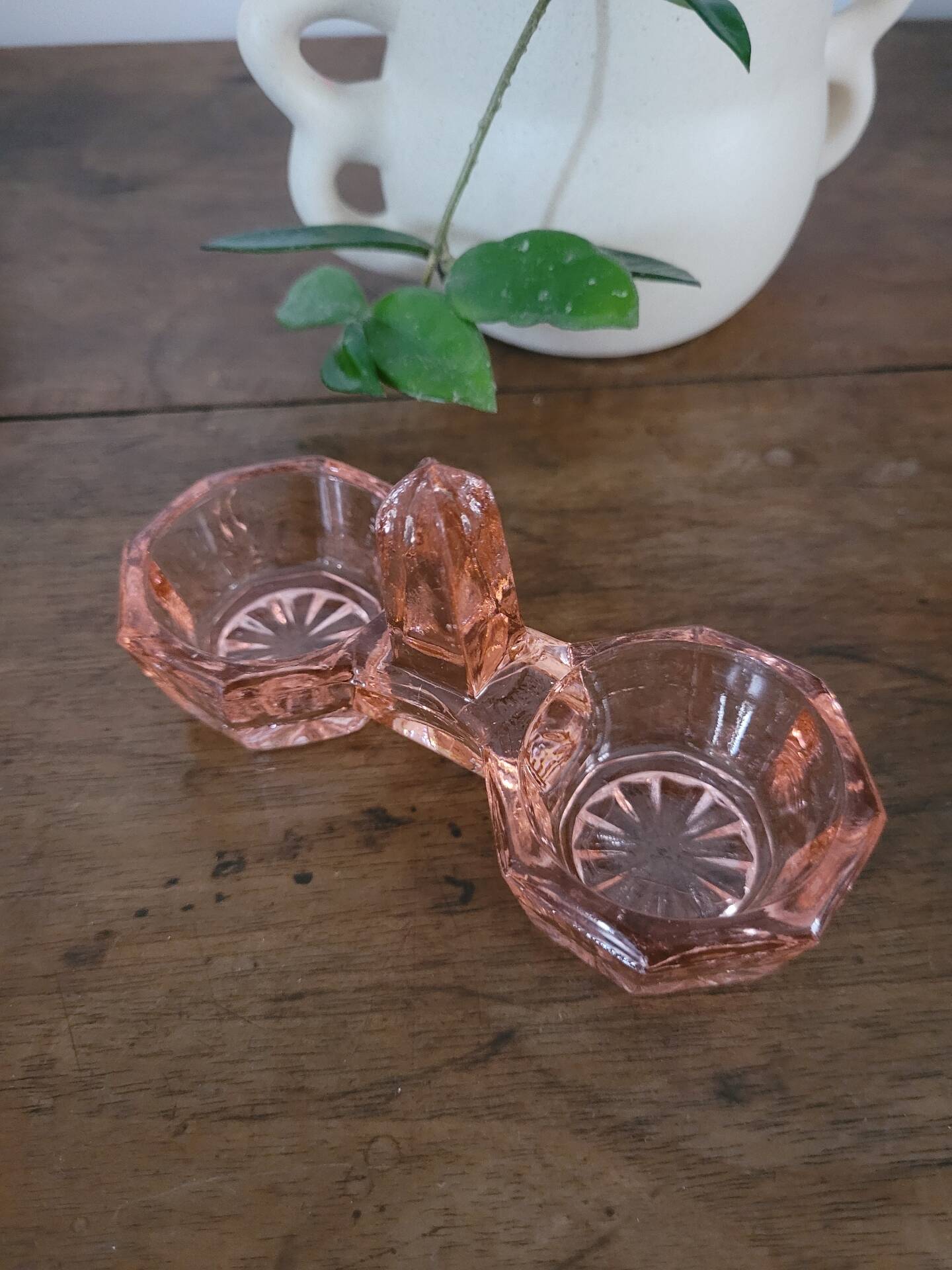 Saleron en verre rose moulé