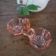 Saleron en verre rose moulé