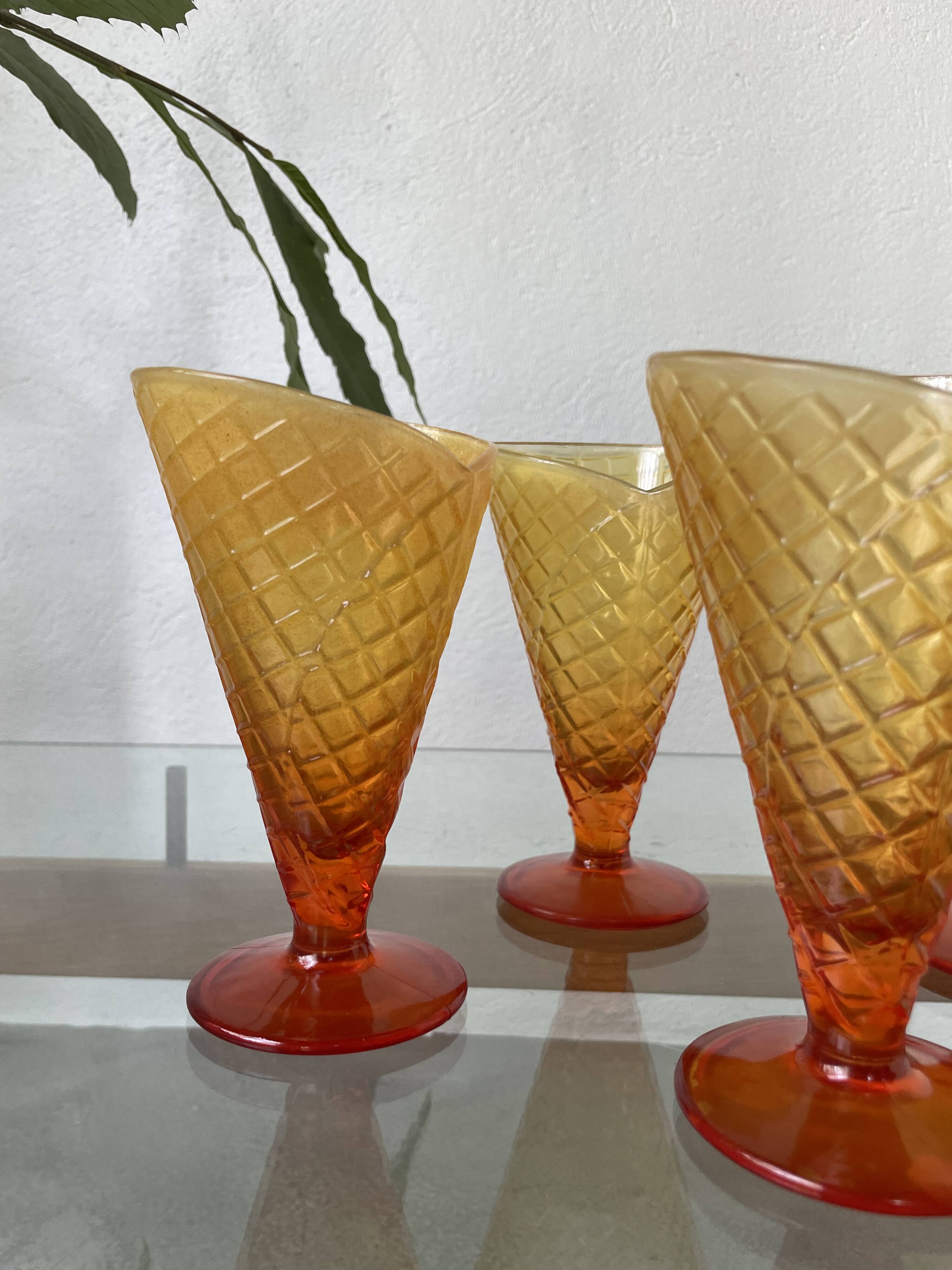 Coupe à glace en forme de cornet vintage