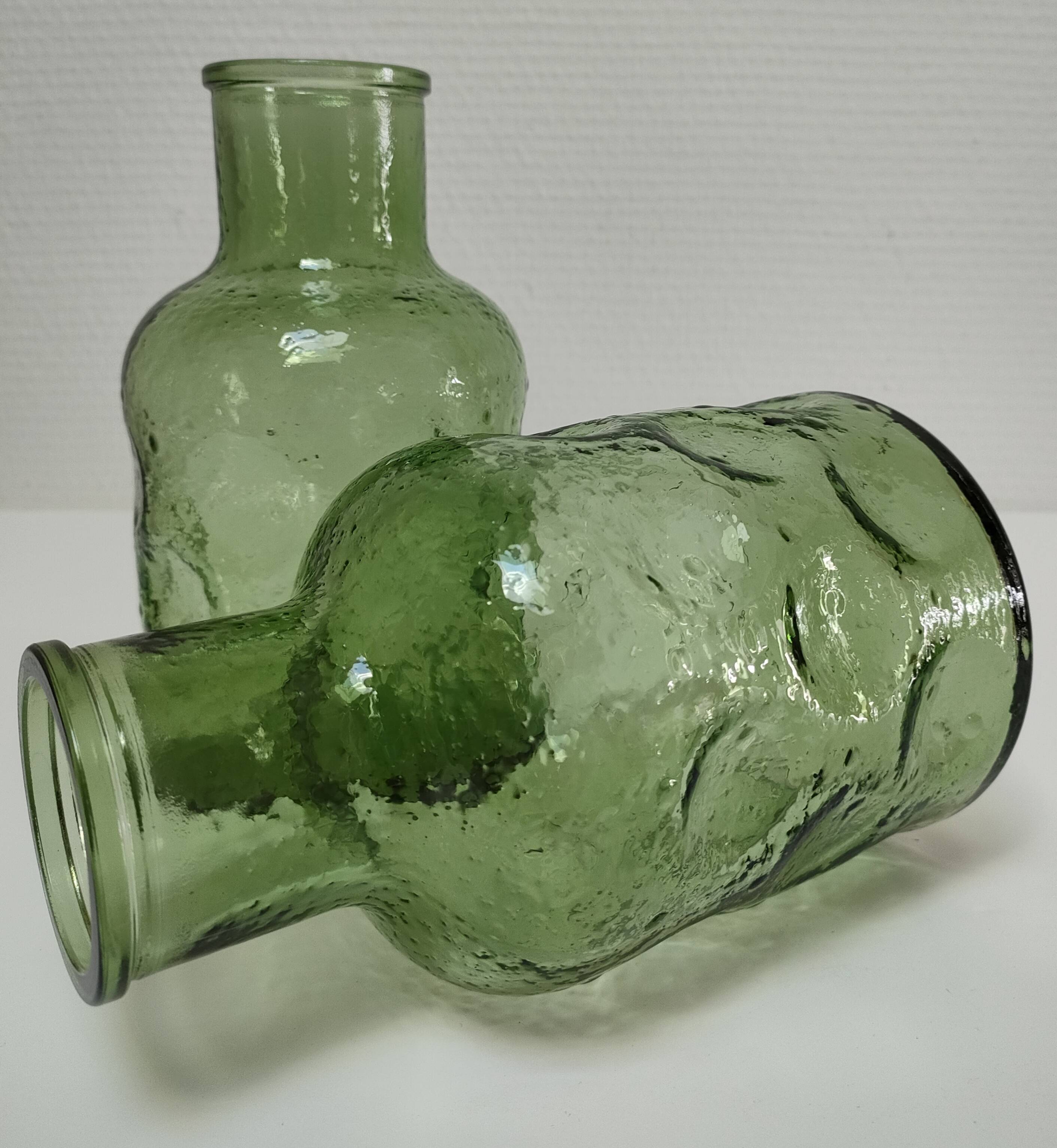 Deux vases verre moulé texturé vert années 70