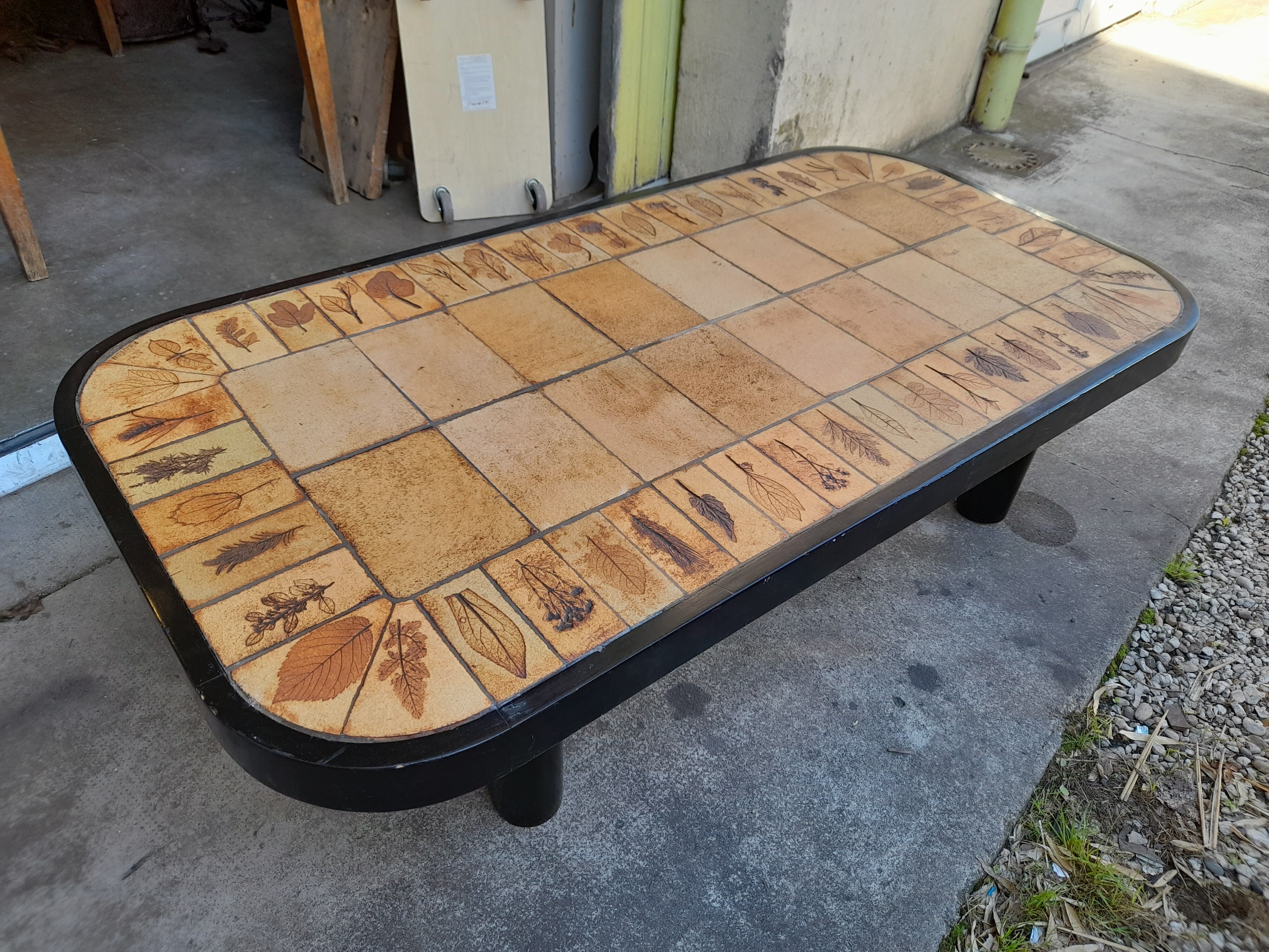 Coffee table signed Roger Capron model Garrigue