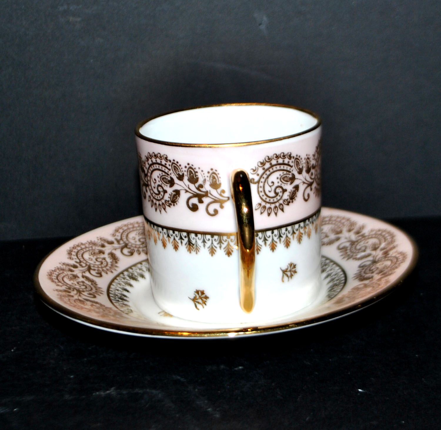 Litron cup from Limoges in porcelain with pink and gold decoration, signed Porcelaine d’Art PP.