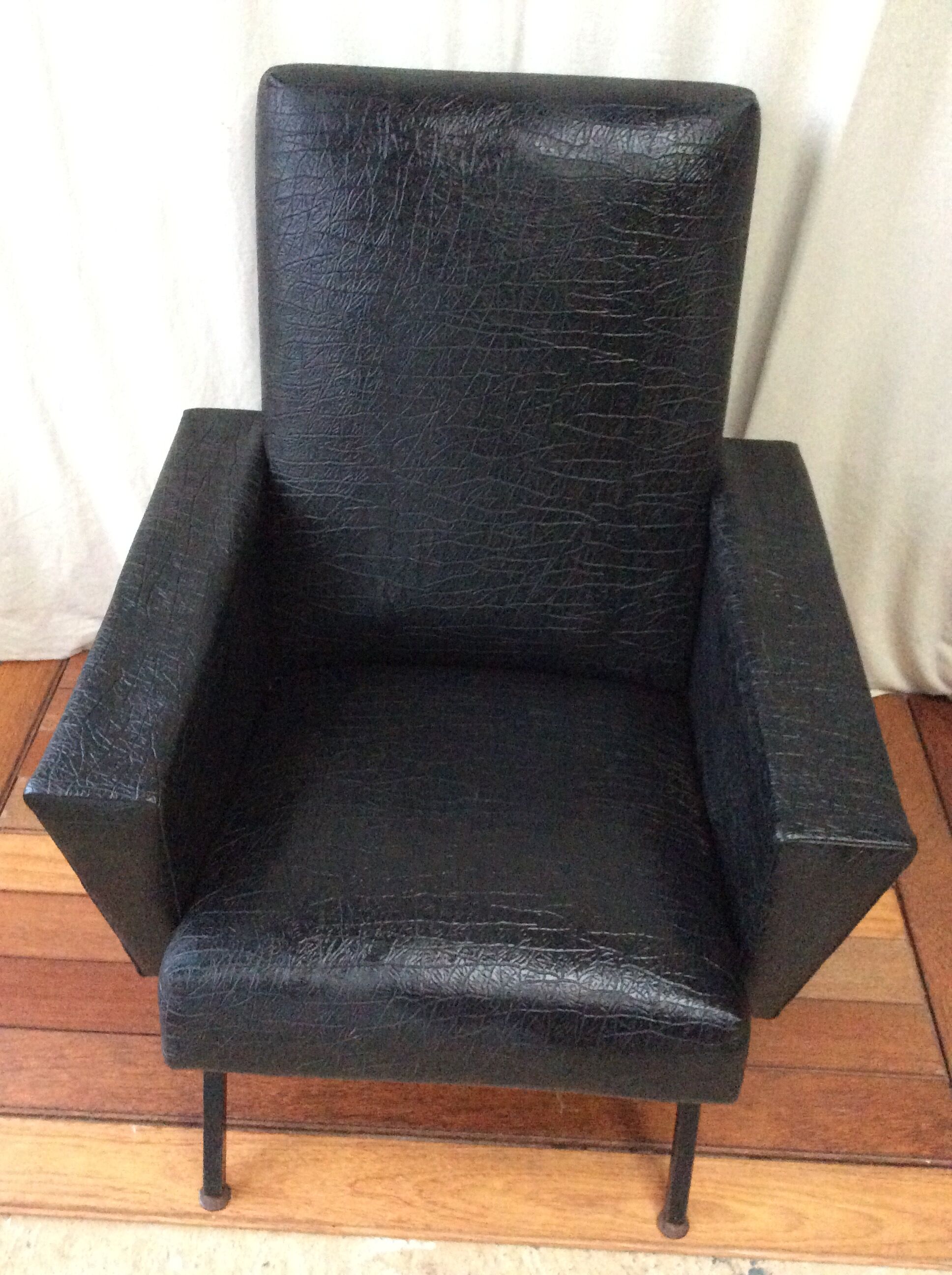 Fauteuil en Skaï noir vintage 50/60