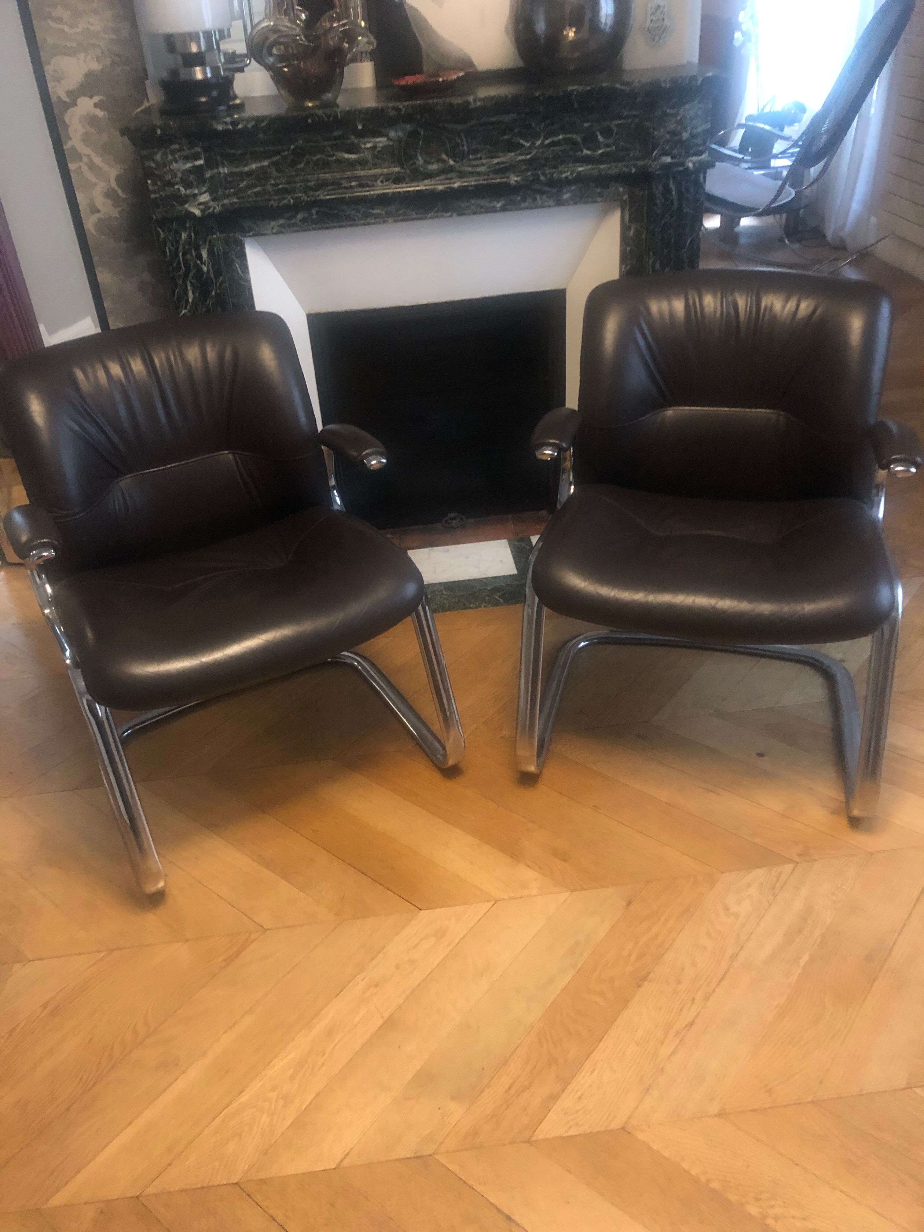 Paire de fauteuils en cuir style années 70