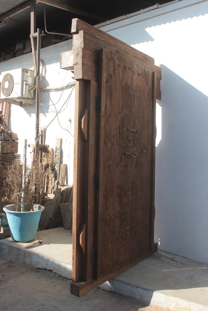 Indian door in old teak piece and patina of origin