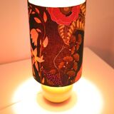 Lampe à poser, pied en céramique émaillée jaune et abat-jour imprimé