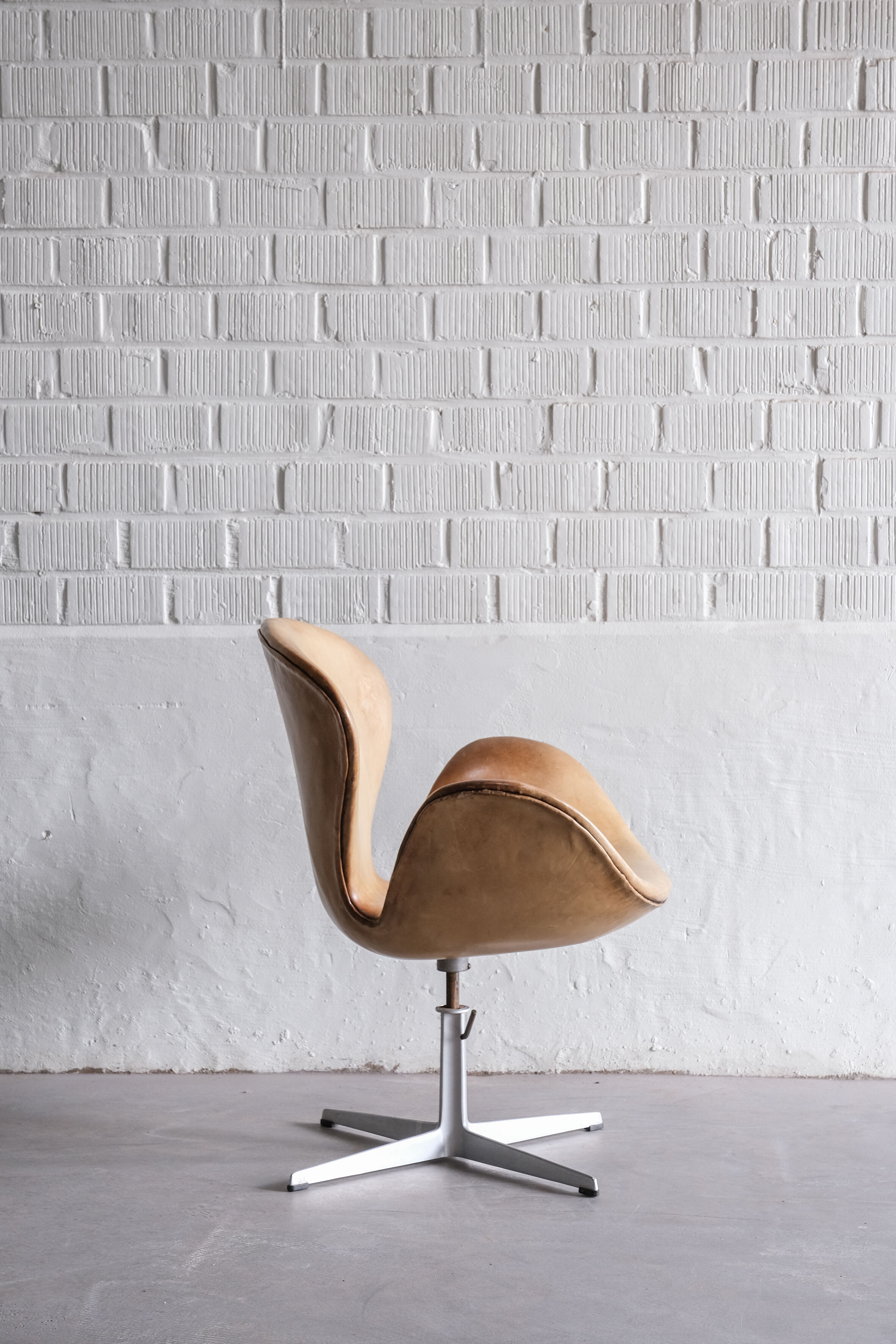 Swan chair by Arne Jacobsen 1971