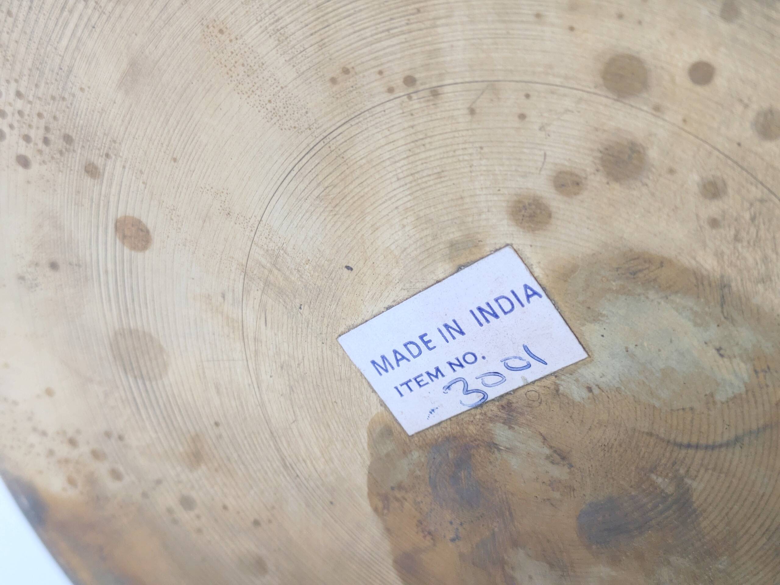 Vintage round cache-pot in hammered brass with decorative handles and patina.