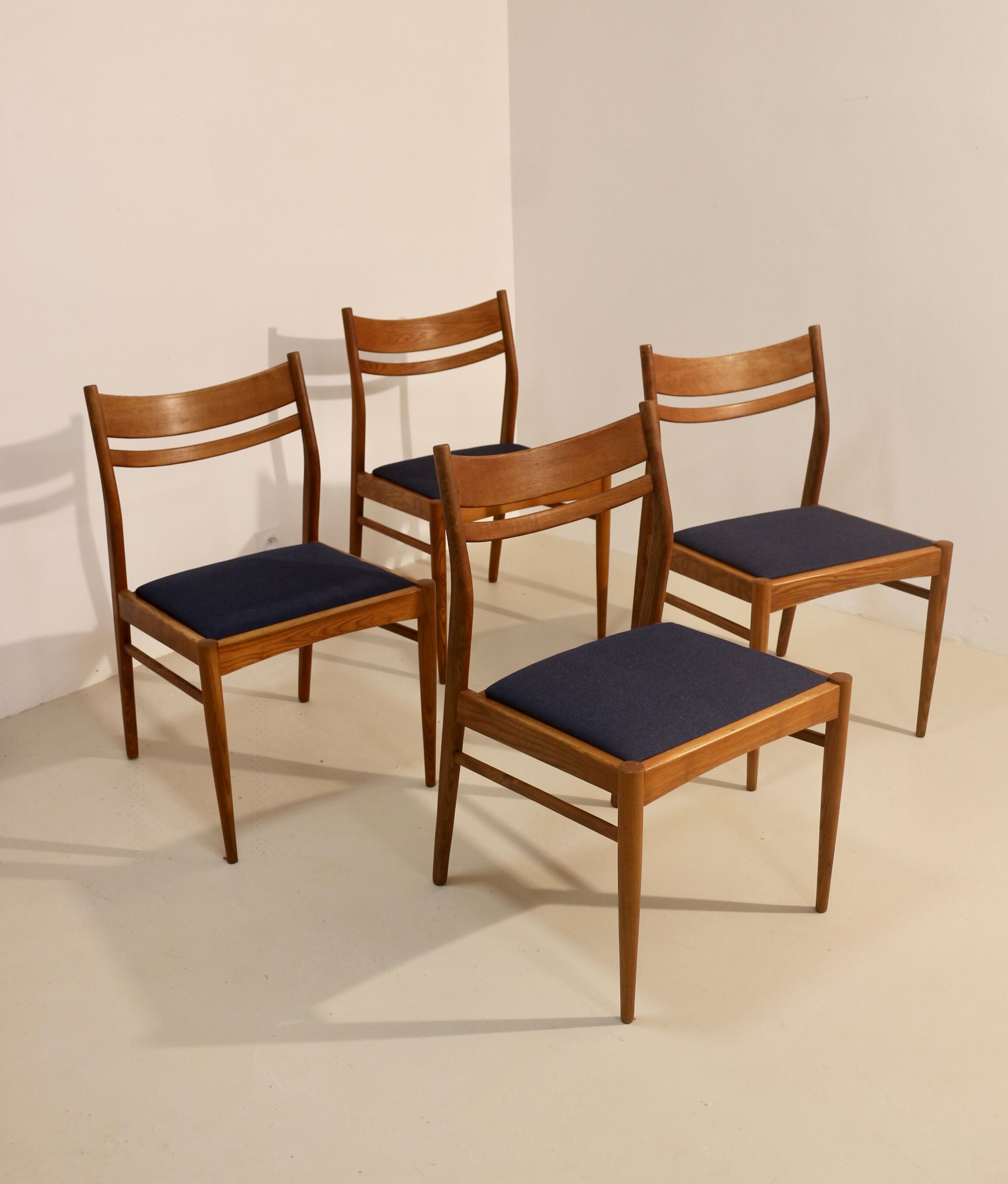 Lot de 4 chaises vintage scandinaves en chêne année 60  Ref. Marcel.