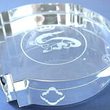 Presse-papier en cristal centré de la salamandre couronnée de François Ier, par Baccarat.