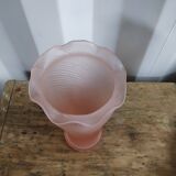 Vase en verre soufflé forme tulipe rose pastel ancien
