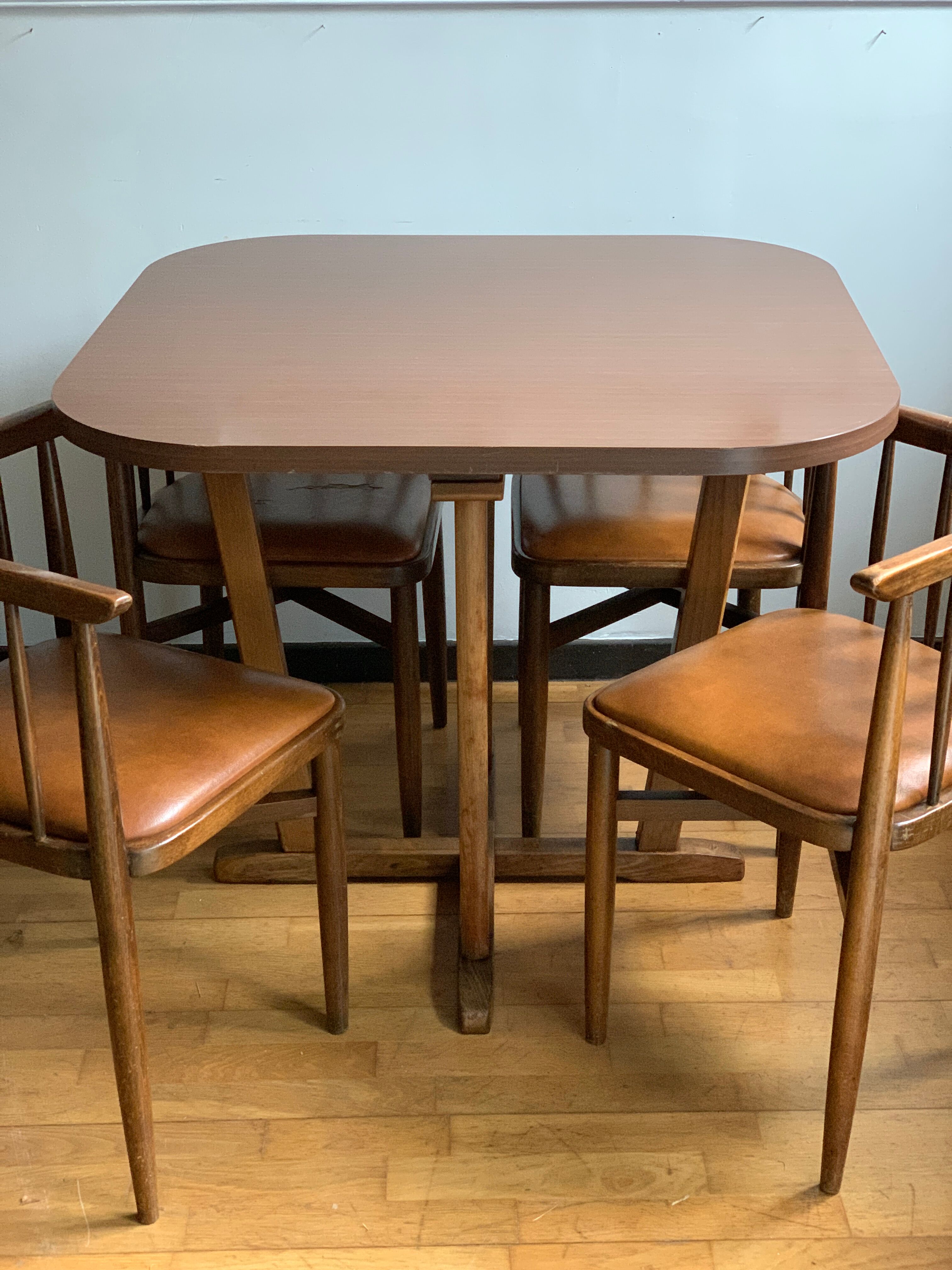 Built-in table and chairs Thonet