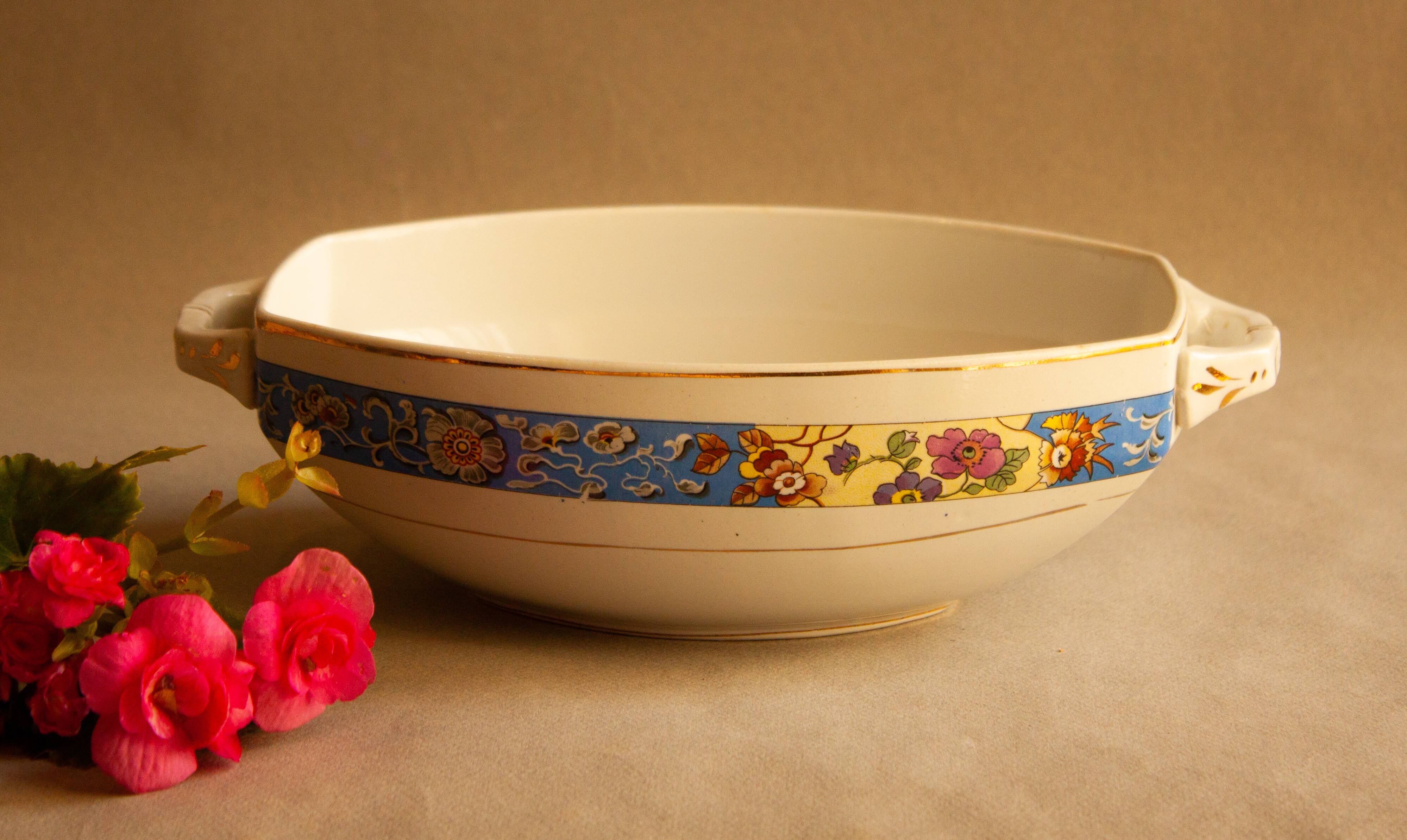 Sopera de porcelana antigua. Manufactured in Spain in the decade of 1920.