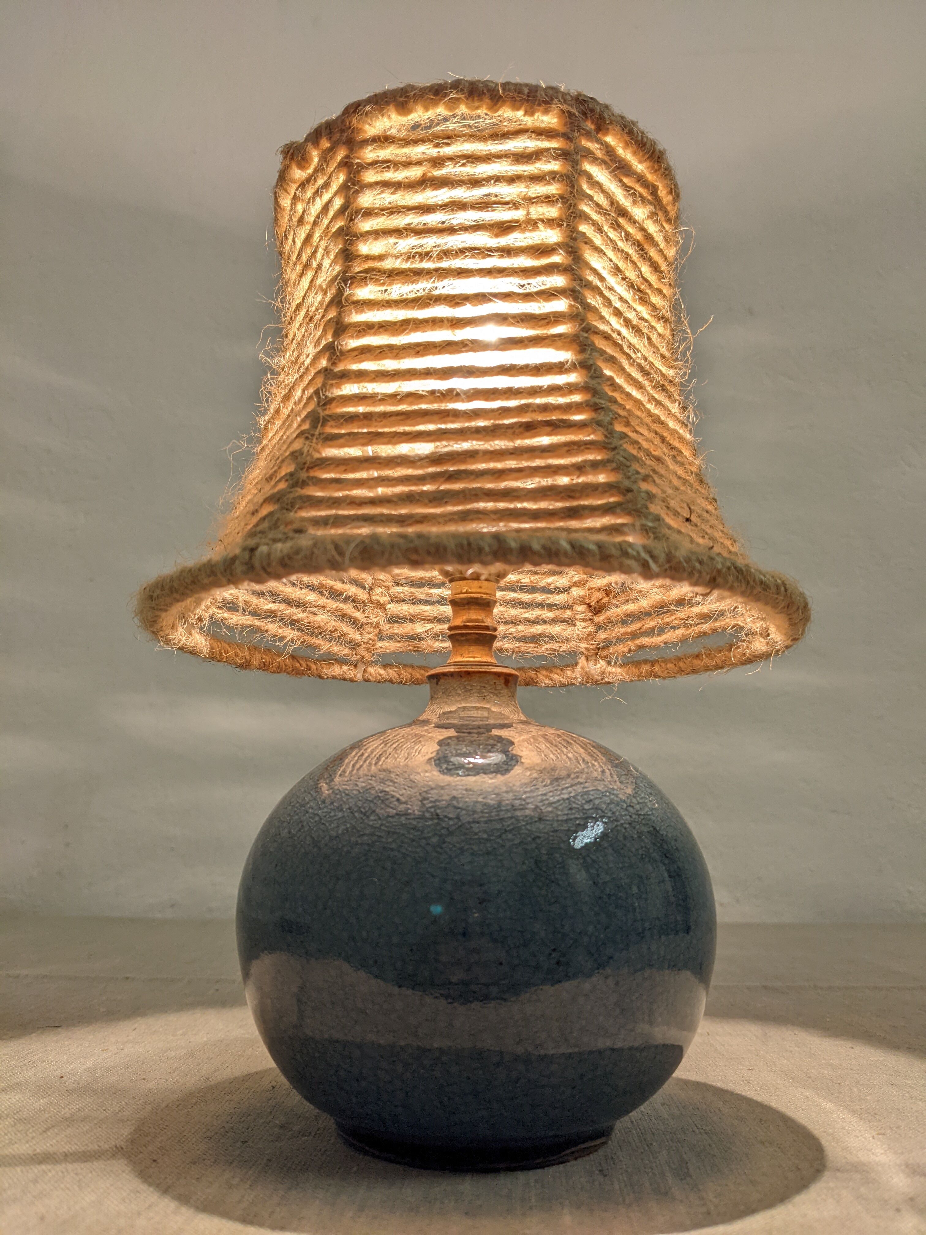 Lampe boule de chevet vintage en grès vernissé et corde de jute