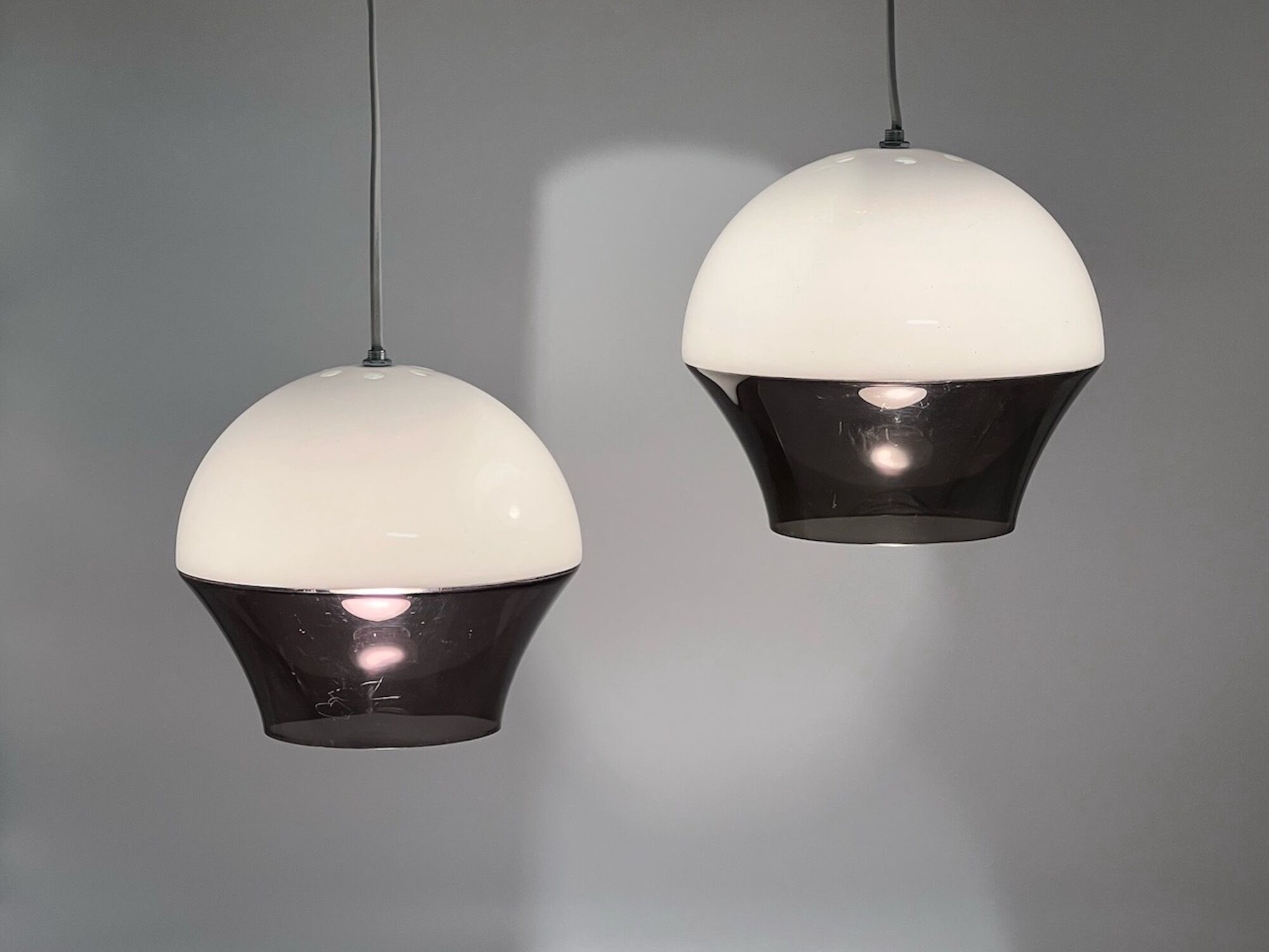 Paire de suspensions en acrylique space age Italie années 70