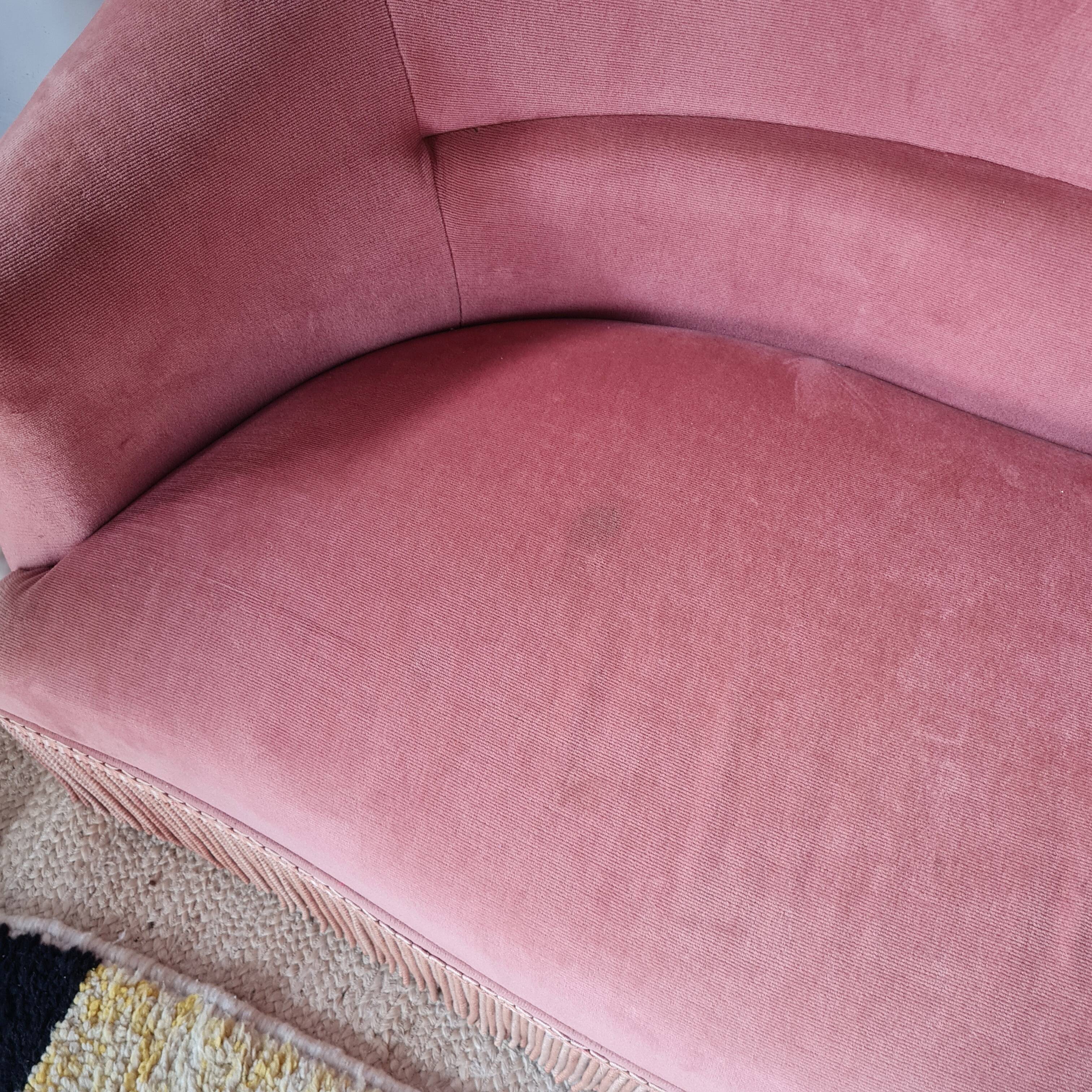Banquette crapaud en velours rose avec franges