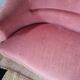 Banquette crapaud en velours rose avec franges