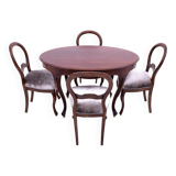 Table et 4 chaises en bois et tissu, Europe du Nord vers 1870