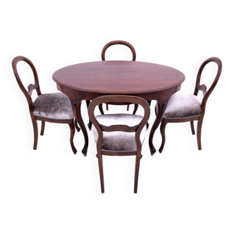 Table et 4 chaises en bois et tissu, Europe du Nord vers 1870