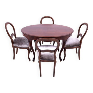 Table et 4 chaises en bois et tissu, Europe du Nord vers 1870