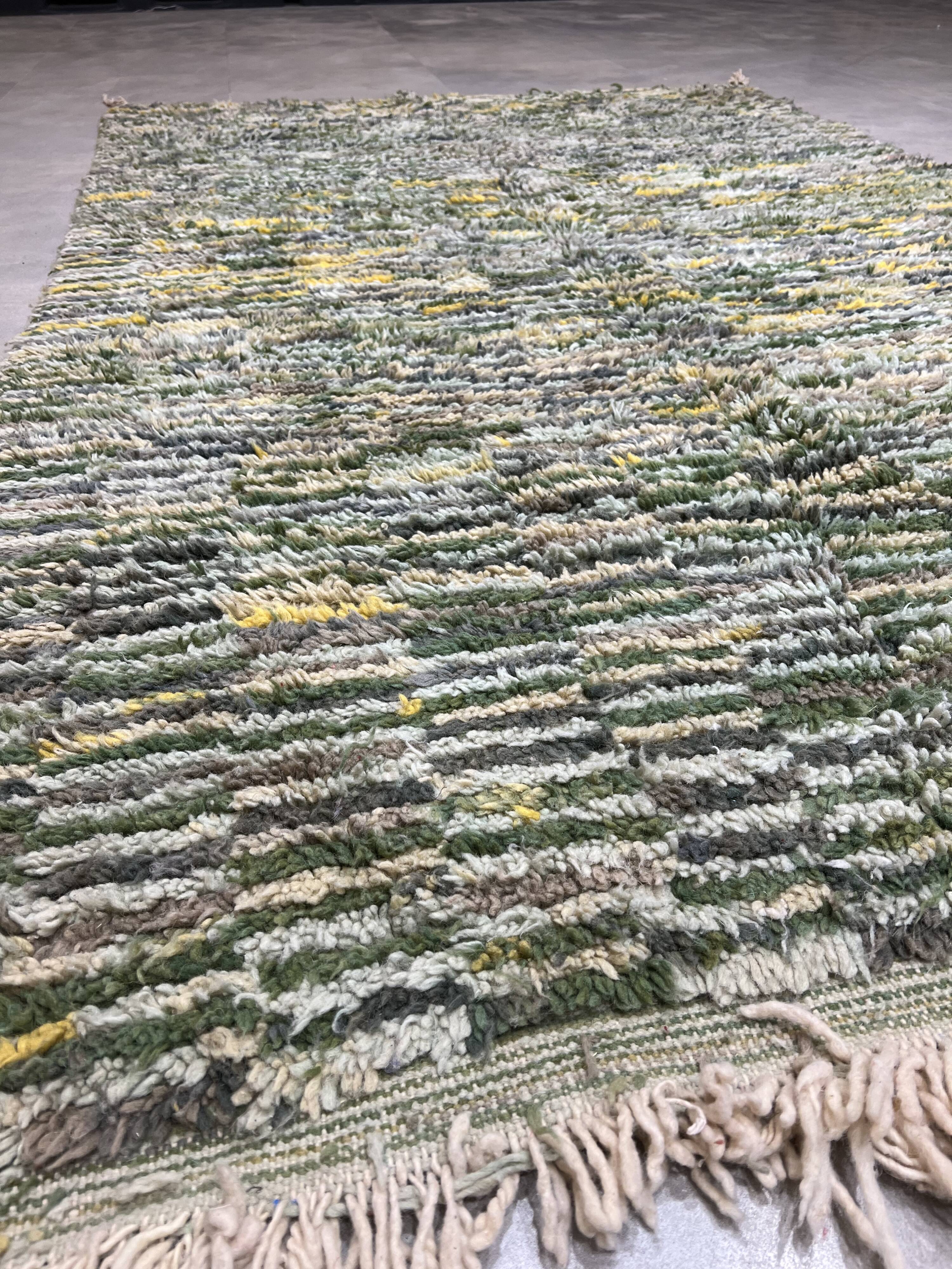 Mottled green carpet 155x250cm