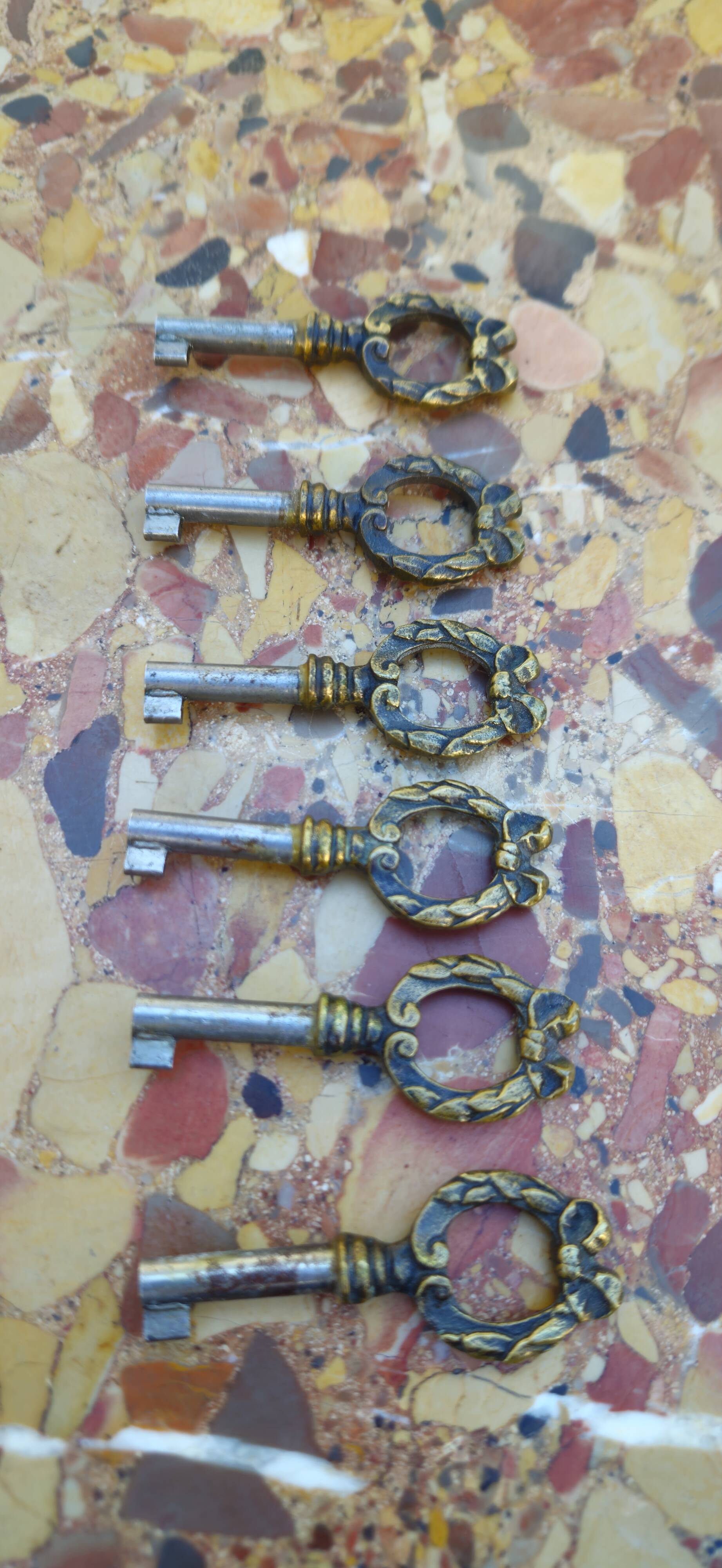 Louis XV style chest of drawers in noble wood marquetry – Marble top –