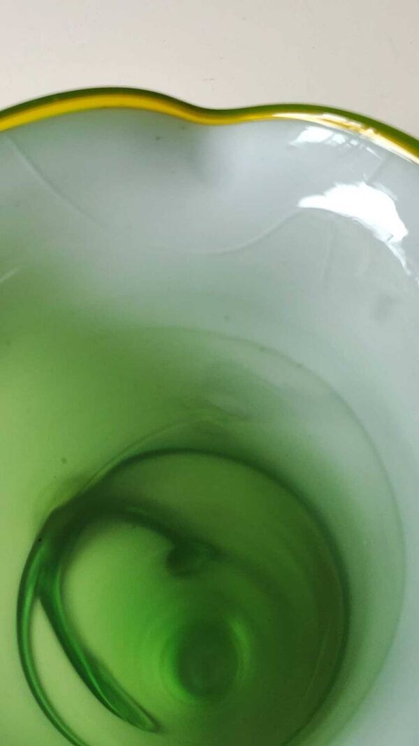 Vase Design forme Florale/Rose jaune en relief, col forme corolle. Style Murano. Haut 25 cm