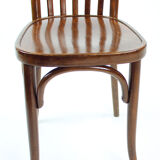 Chaise basée sur un modèle Thonet, éditée par Tatra.