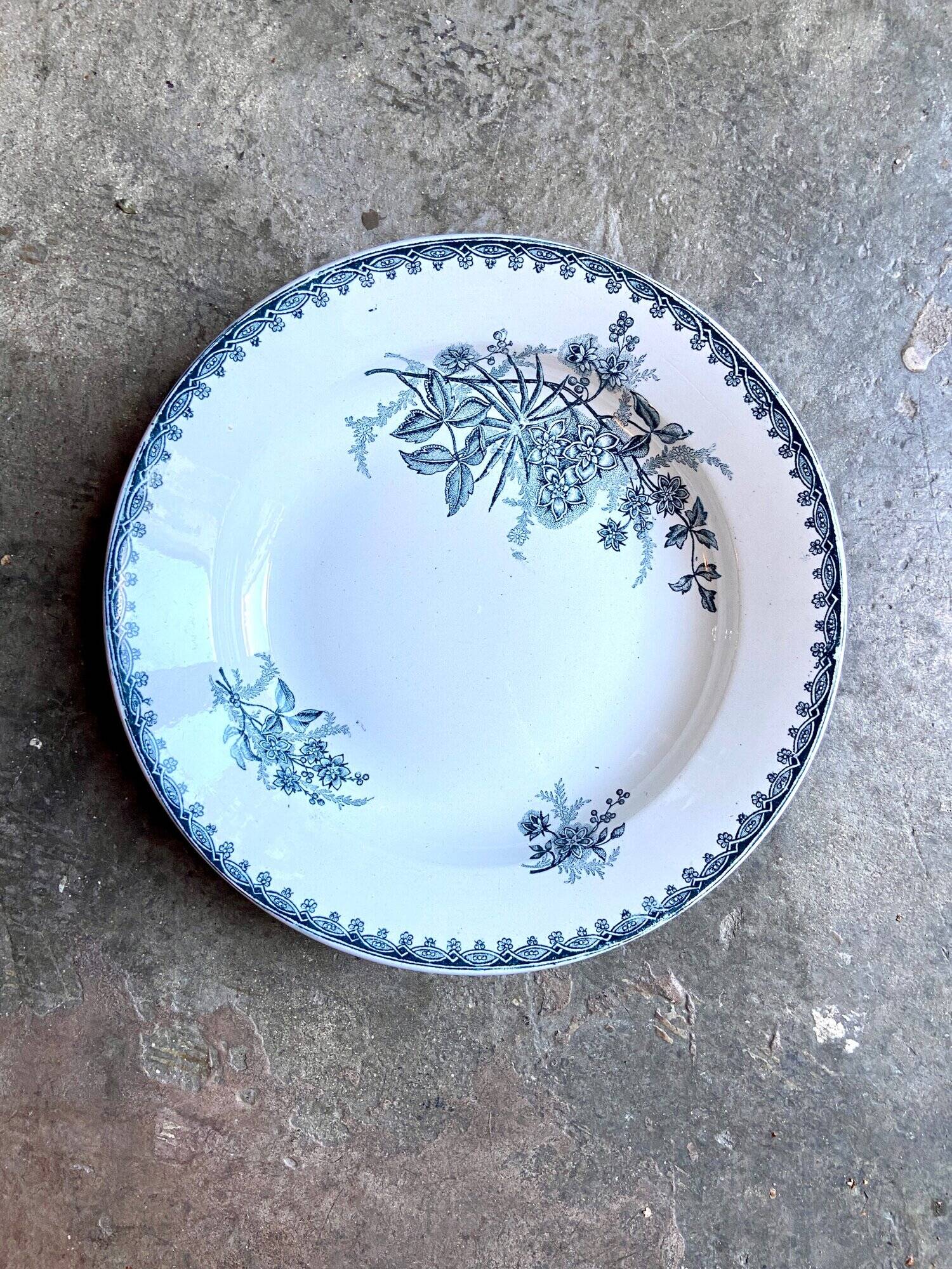 Sainte Amandinoise hollow plate in iron clay, "Margot" service