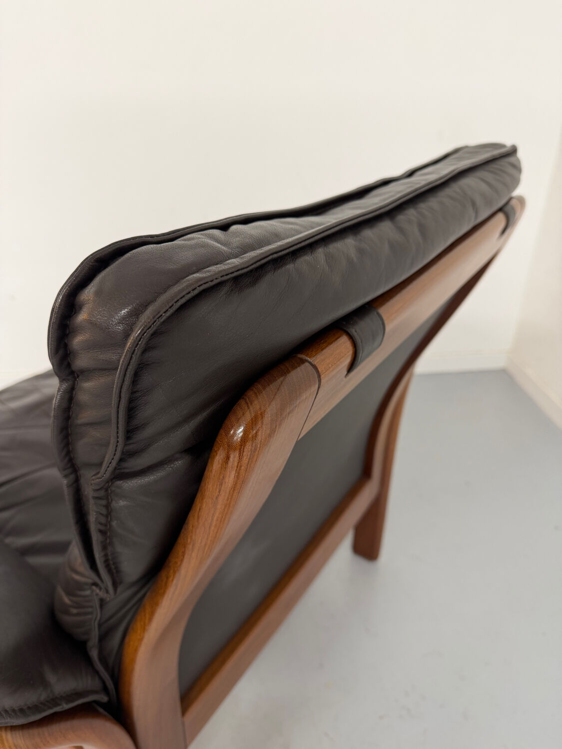 Vintage 70s Dreipunkt Scala design armchair in black leather and teak.